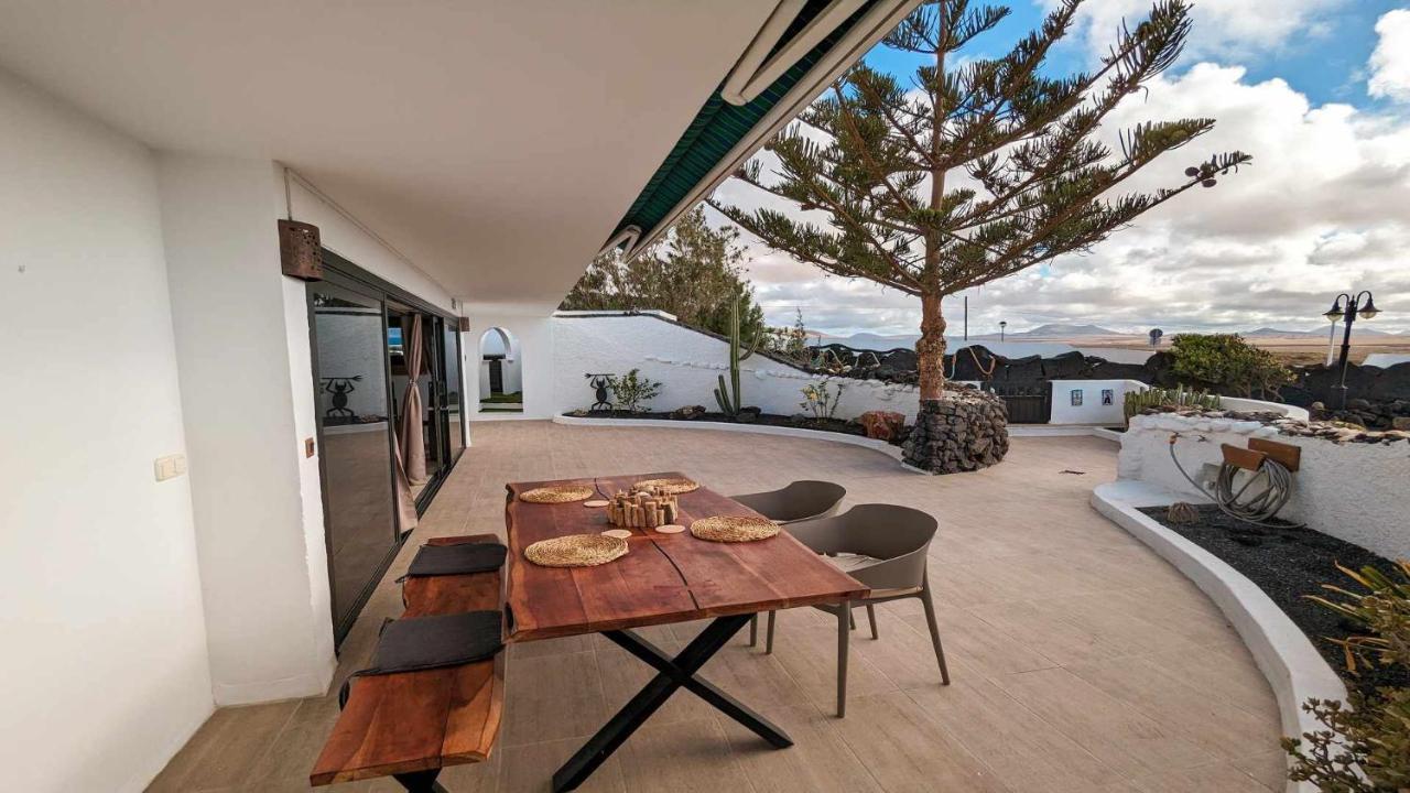Bungalow Allende Famara Con Piscina Privada Y Ac Exterior foto